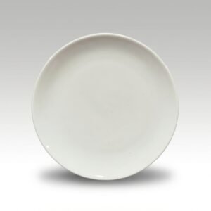 Apvali balta lėkštė 12 cm skersmens, nufotografuota iš viršaus neutraliame šviesiame fone.