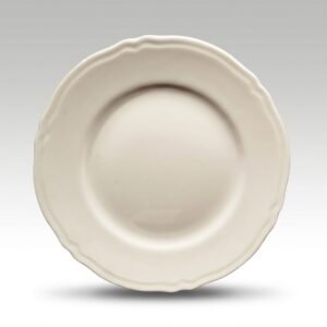 Klasikinio stiliaus balta gili lėkštė 23 cm su banguotu krašteliu, nufotografuota iš viršaus ant šviesaus fono.