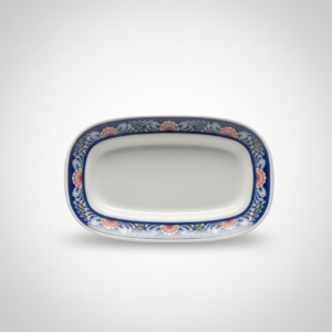 Stačiakampė dekoruota lėkštė 20x11,5 cm su mėlynais ir rožiniais raštais, nufotografuota iš viršaus baltame fone.