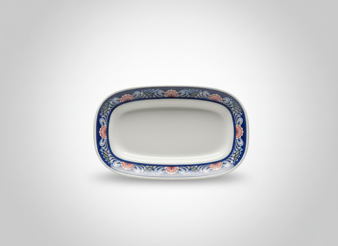 Stačiakampė dekoruota lėkštė 20x11,5 cm su mėlynais ir rožiniais raštais, nufotografuota iš viršaus baltame fone.