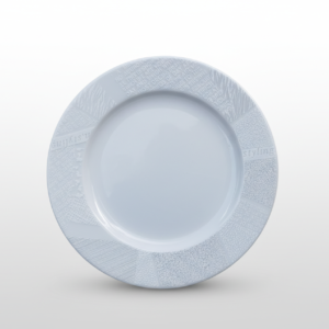 Balta dekoruota lėkštė 16,5 cm skersmens su reljefiniais raštais ir tekstu ant apvado, fotografuota iš viršaus.