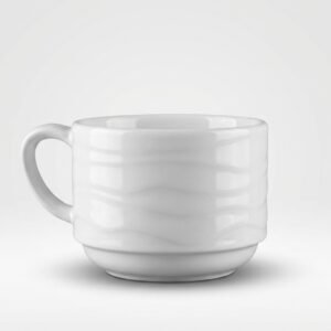 Baltas keraminis puodelis su banguota tekstūra, stovintis ant šviesaus fono; balta keraminė puodelis 275 ml.