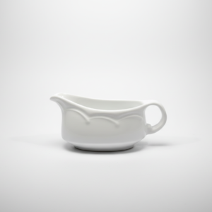 Klasikinio dizaino balta porcelianinė padažinė 140 ml, nufotografuota iš šono baltame fone, priklauso indų kategorijai.