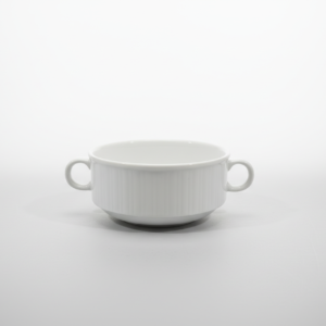 Baltas sriubos puodelis 260 ml talpos, su dvejomis rankenėlėmis, nufotografuotas iš priekio baltame fone.