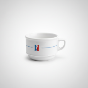 Ant balto fono stovintis baltas 200 ml puodelis su rankenėle ir minimalistiniu raudonos bei mėlynos spalvų logotipu.