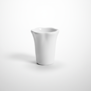 Baltas porcelianinis šaukštelių indelis 30 ml, nufotografuotas ant balto pagrindo iš priekio.