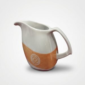 Baltas keraminis grietinėlės ąsotėlis 190 ml su oranžine banguota juosta ir spiralės raštu, nufotografuotas ant šviesaus fono.