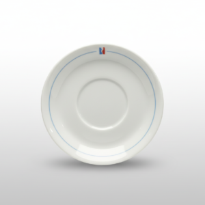 Balta lėkštutė 14,5 cm su plona mėlyna linija ir mažu logotipu, nufotografuota iš viršaus baltame fone.