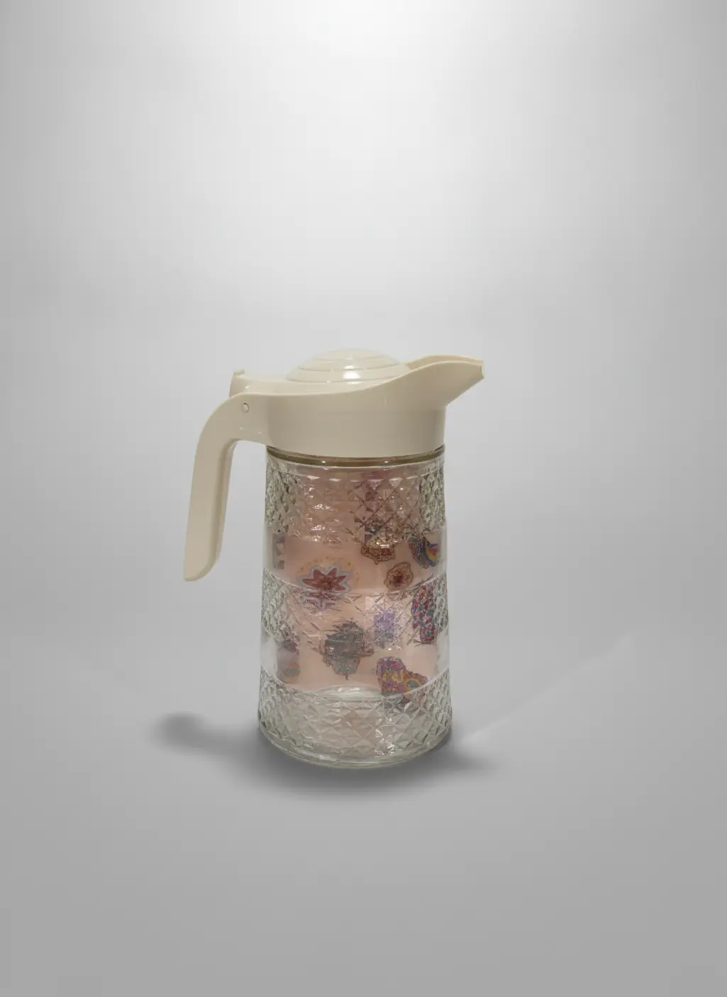stiklinis indas su plastmasine rankena ir dangteliu
